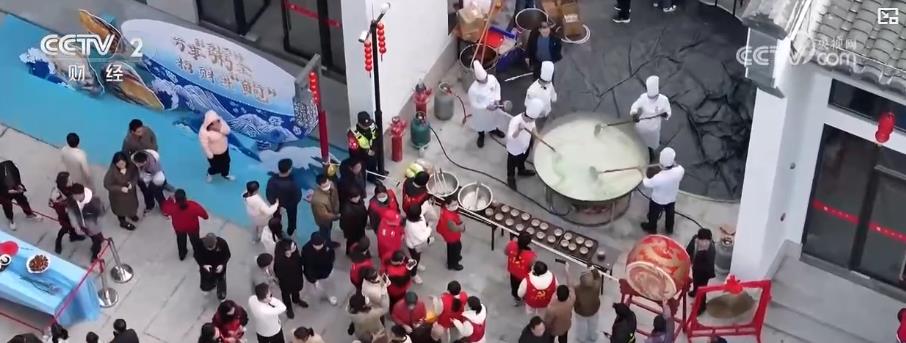 三亿体育平台：“特色美食+民俗非遗”点燃年前消费市场 红红火火迎新春(图2)