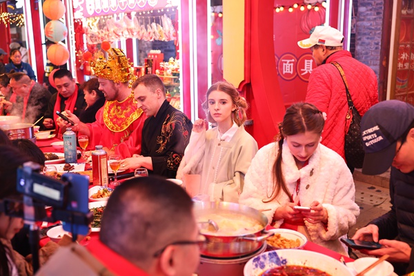 江北區：“渝味360碗”美食街區開街(图1)
