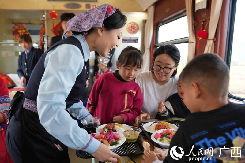 新春走基层丨绿皮火车上流动的非遗美食(图1)
