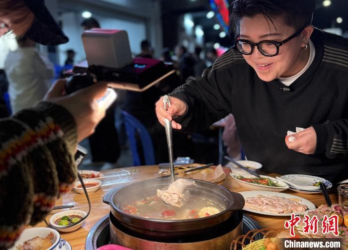 三亿体育入口：台灣短視頻博主：美食架橋連兩岸(图1)