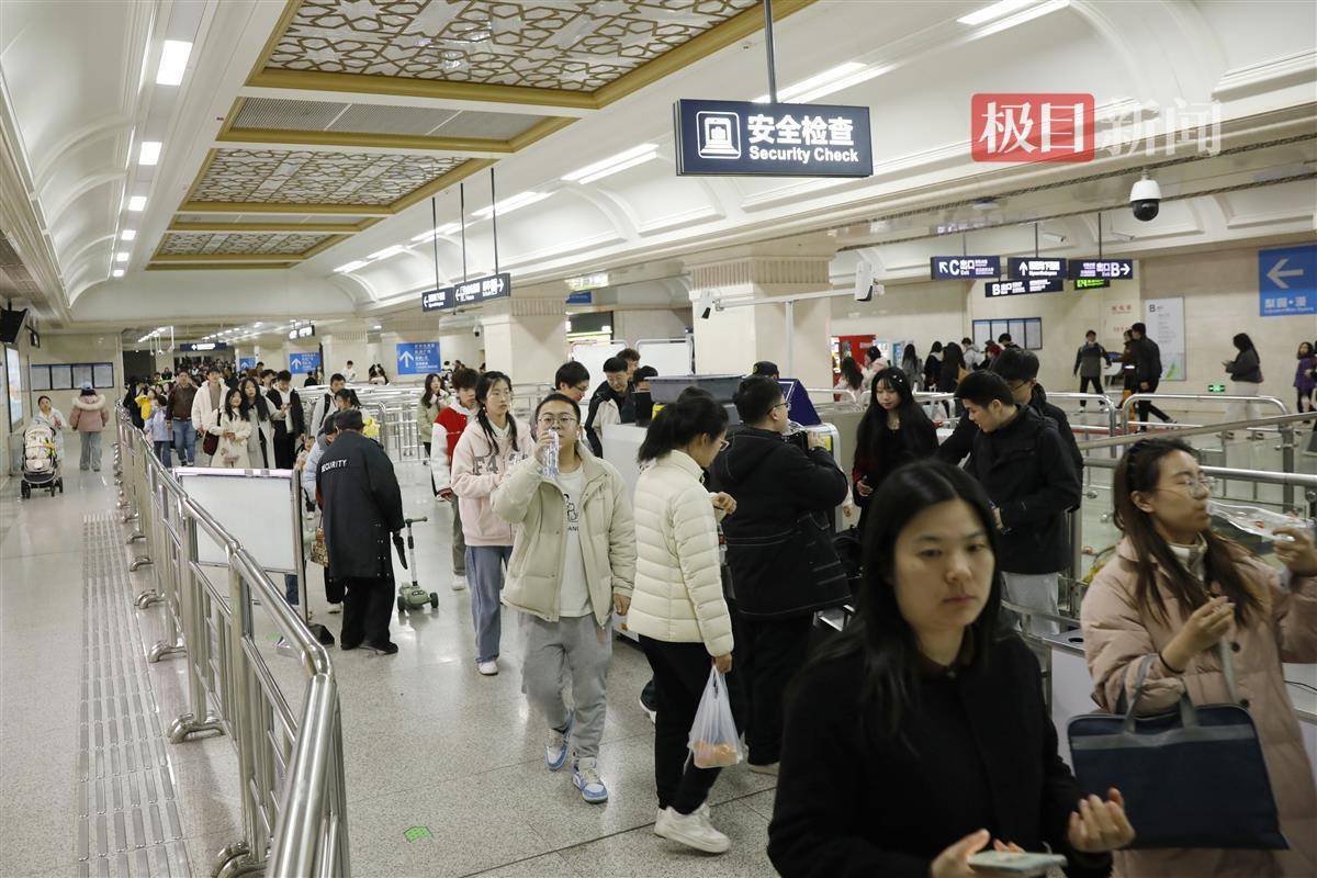三亿体育平台：赏樱花品美食武汉地铁发布东湖赏樱“一站式”攻略(图1)