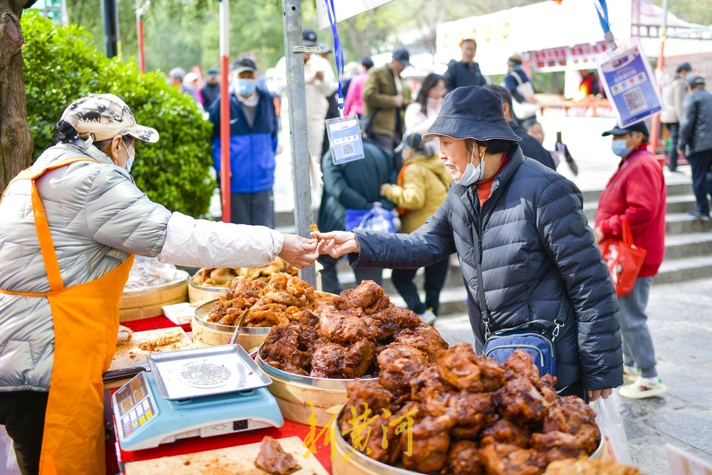 三亿体育入口:品美食赏非遗登山逛庙会收获满满(图2) 三亿体育入口:品美食赏非遗登山逛庙会收获满满(图2)
