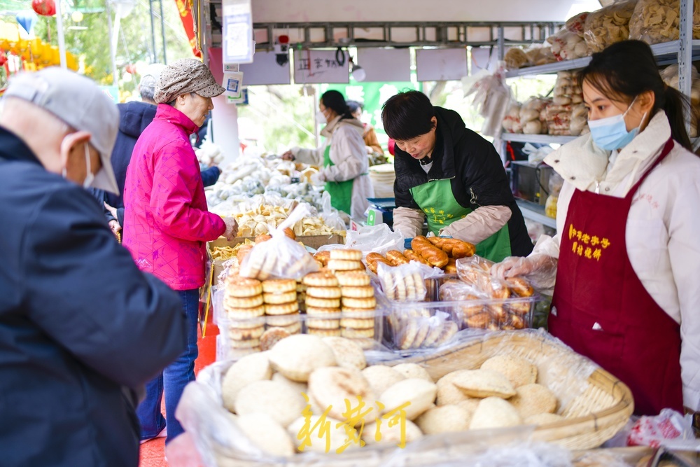 三亿体育入口:品美食赏非遗登山逛庙会收获满满(图4) 三亿体育入口:品美食赏非遗登山逛庙会收获满满(图4)