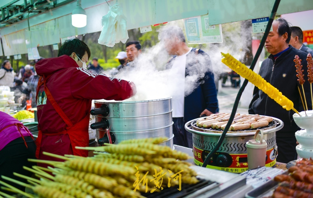 三亿体育入口:品美食赏非遗登山逛庙会收获满满(图1) 三亿体育入口:品美食赏非遗登山逛庙会收获满满(图1)