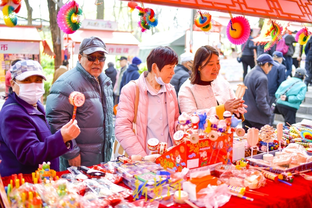 三亿体育入口:品美食赏非遗登山逛庙会收获满满(图3) 三亿体育入口:品美食赏非遗登山逛庙会收获满满(图3)