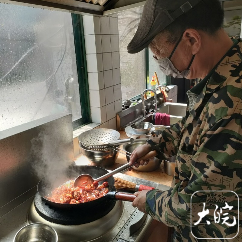 唯有美食不可辜负男子坚持烹饪龙虾30年(图2)